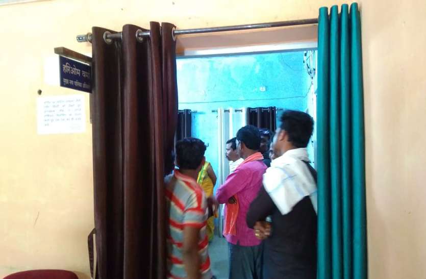 Safai workers camped in CMO office, protesting against two shifts, dem दो पाली काम के विरोध में सफाईकर्मियों ने सीएमओ कार्यालय में जमाया डेरा, एक पाली काम लिए जाने की मांग