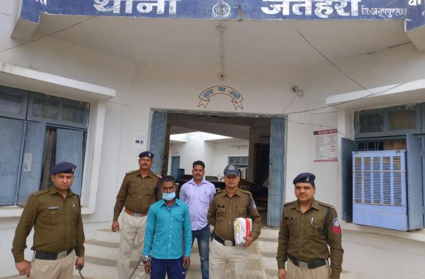 Four months later, the absconding accused of the murder was arrested, चार माह बाद हत्या का फरार आरोपी गिरफ्तार, पुलिस ने घर से जब्त की लकड़ी का गेडा