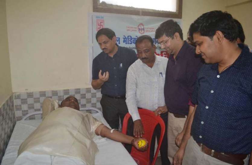 azamgarh news इस ब्लड बैंक ने कोरोना काल में हासिल की बड़ी उपलब्धि, आधा दर्जन जिले के लोगों की बचाई जिंदगी