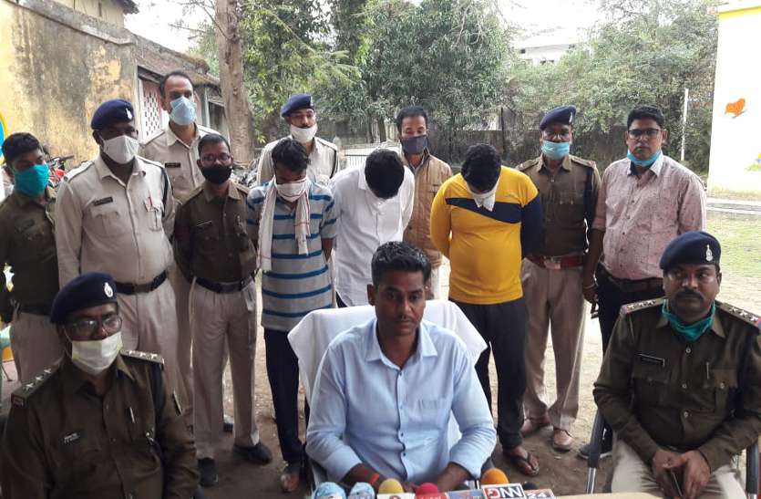 50 लाख की अवैध अंग्रेजी शराब का मालिक व साथी लॉज से गिरफ्तार, ट्रक छोडक़र भागा ड्राइवर इंदौर से पकड़ा गया 50 लाख की अवैध अंग्रेजी शराब का मालिक व साथी लॉज से गिरफ्तार, ट्रक छोडक़र भागा ड्राइवर इंदौर से पकड़ा गया