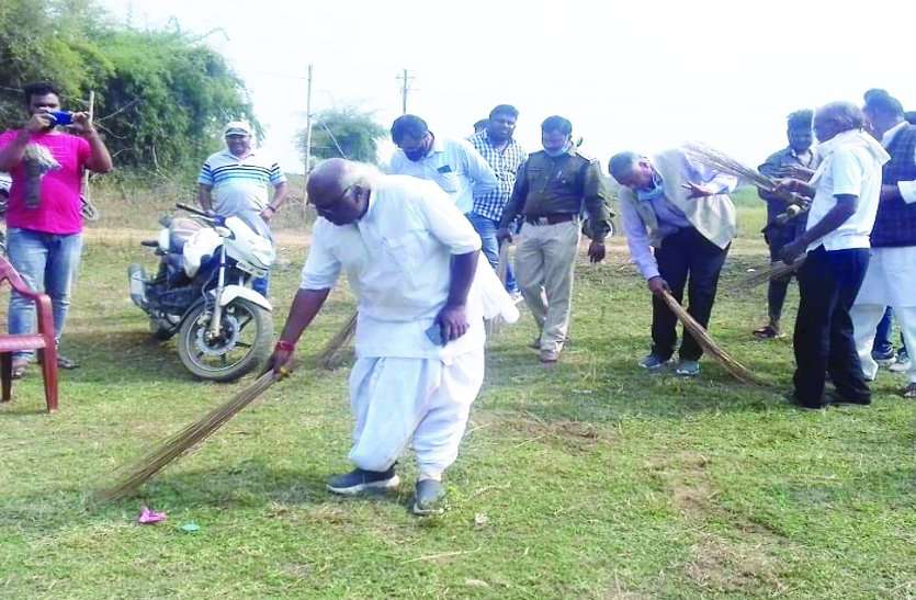 संसदीय सचिव ने छठ घाट पर मजदूरों की तरह लगाया झाड़ू, अब तक किसी ने पूरा नहीं किया छठ घाट का वादा संसदीय सचिव ने छठ घाट पर मजदूरों की तरह लगाया झाड़ू, अब तक किसी ने पूरा नहीं किया छठ घाट का वादा