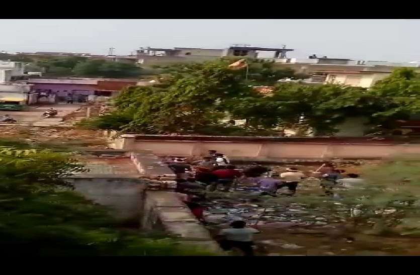 Controversy over land issue, politics due to enmity बस्ती में संघर्ष पथराव, मिर्ची पावडर फेंका 37 पर एफआइआर