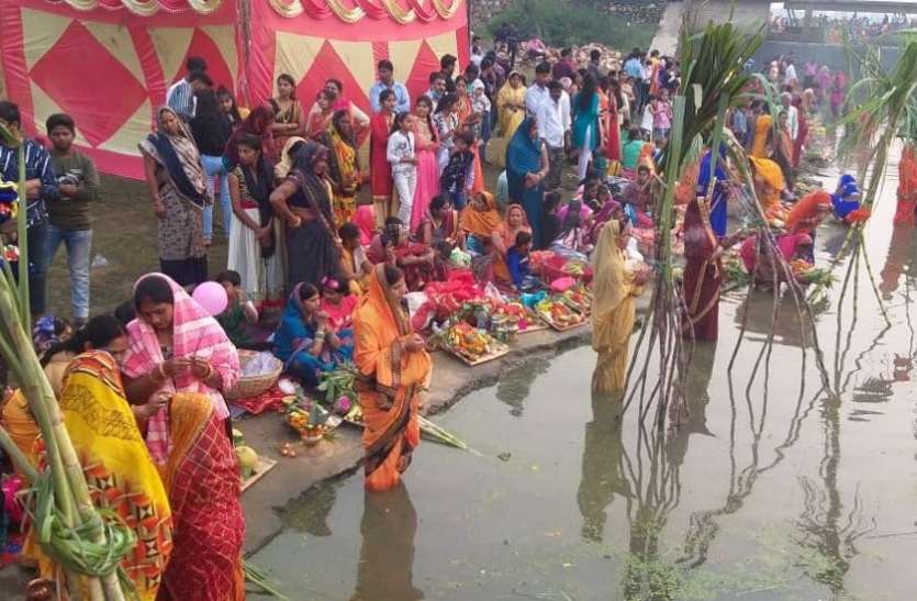 Chhath festival in Singrauli: crowd devotees throng, threat of corona आस्था के महापर्व पर घाटों पर उमड़ा श्रद्धालुओं का सैलाब, हुआ कुछ ऐसा कि अधिकारियों के फूल गए हाथ-पांव