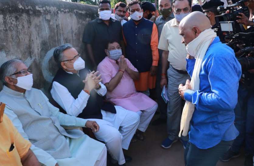 मृतकों के परिजन से मिले रमन सिंह सहित भाजपा नेता मृतकों के परिजन से मिले रमन सिंह सहित भाजपा नेता