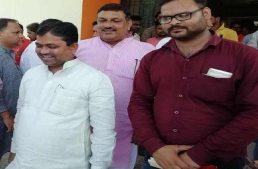 1_6.jpg शराब की दुकान पर बीजेपी नेता ने सेल्समैन को पीटा, पीड़ित ने थाने में दी लिखित शिकायत