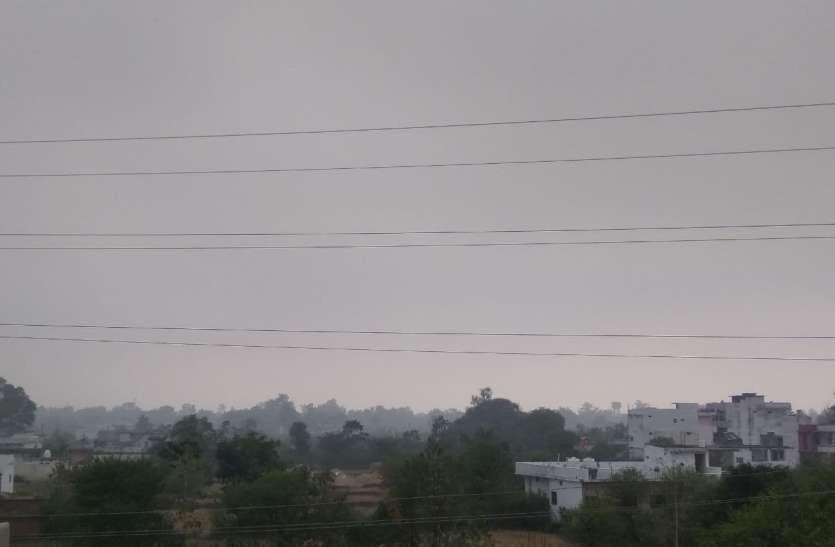 Black clouds in the sky, drizzling, farmers worry about crop damage आसमान में छाए काले बादल, बूंदा-बांदी से किसानों को फसल नुकसान की सताने लगी चिंता