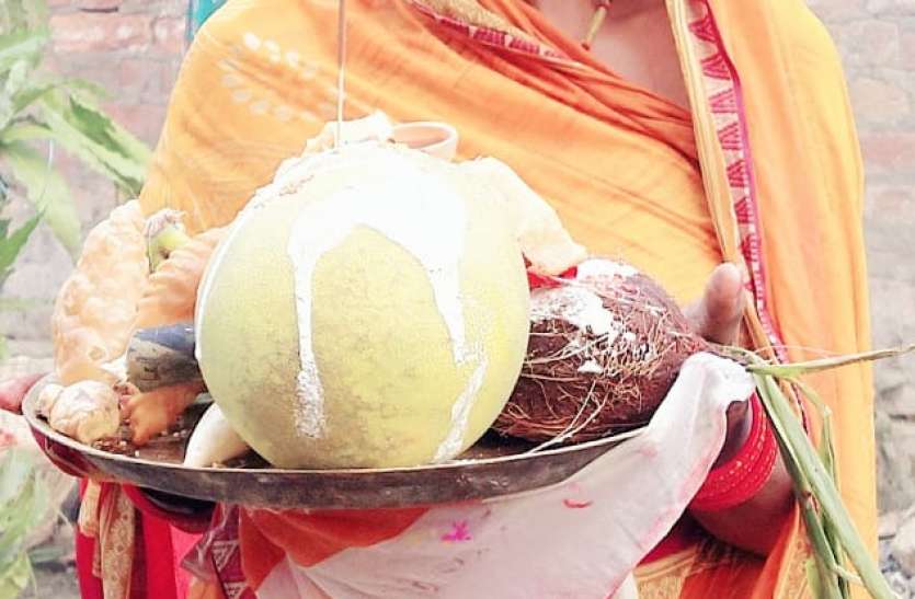 Chhath Puja: Mothers sought blessings for the happiness and prosperity छठ पूजा: डूबते सूर्य को अध्र्य देकर माताओं ने संतान व परिजनों की सुख समृद्धि का मांगा आशीष