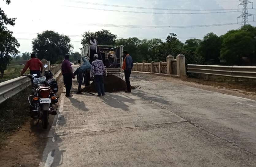 The department played the formality in the filling of the pit of the b विभाग ने पुल के गड्ढे की भराई में निभाई औपचारिकता, शाम को डाला गया मसाला सुबह धुर्रे में तब्दील