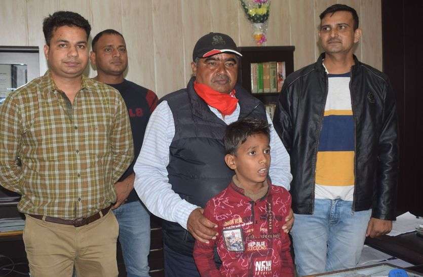 Pohe's hawker saw Shano Shaukat kidnapped son, demanded ransom of 55 lakh पोहे का ठेला लगाने वाले की शानो शौकत देख किया बेटे का अपहरण, 55 लाख की मांगी फिरौती