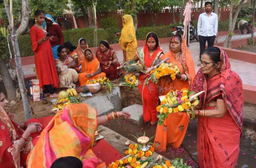 डूबते सूर्य का किया पूजन, गूंजे छठ माता के गीत डूबते सूर्य का किया पूजन, गूंजे छठ माता के गीत