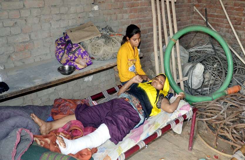 पैर कटने के डर से छोड़ा अस्पताल, गहने गिरवी रख निजी अस्पताल में कराया ऑपरेशन पैर कटने के डर से छोड़ा अस्पताल, गहने गिरवी रख निजी अस्पताल में कराया ऑपरेशन