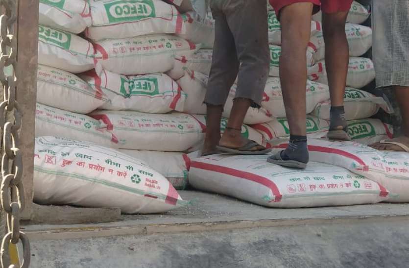डबल लॉक गोदामों से यूरिया खत्म फिर गहराया यूरिया संकट: डबल लॉक गोदामों से यूरिया खत्म