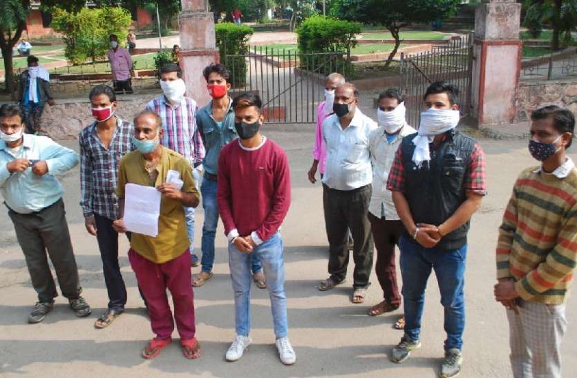 द्वेषता पूर्ण कार्रवाई से फूटकर व्यापारियों ने रोष द्वेषता पूर्ण कार्रवाई से फूटकर व्यापारियों ने रोष