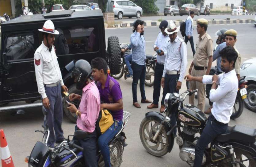 डीजीपी के कैशलेस चालान का आदेश बेअसर, टीआई से निचले स्तर वाले भी वसूल रहे नकद डीजीपी के कैशलेस चालान का आदेश बेअसर, टीआई से निचले स्तर वाले भी वसूल रहे नकद