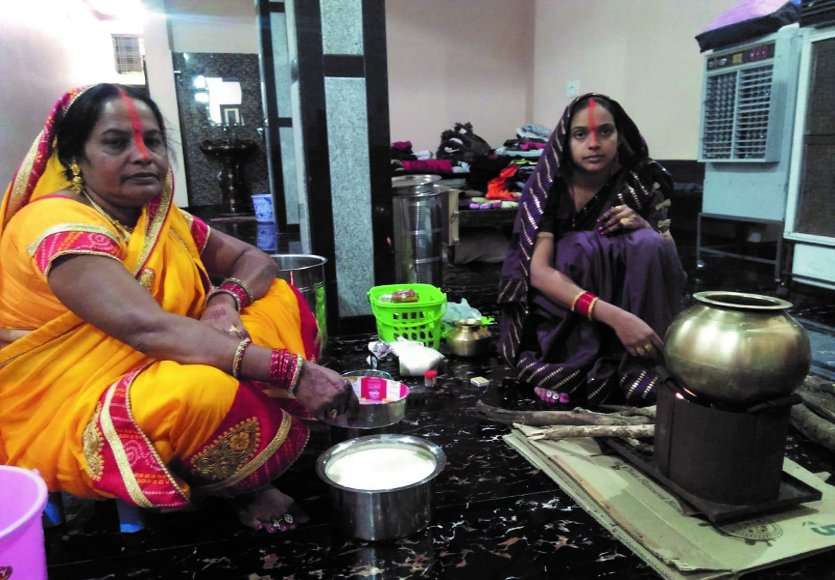 छठ व्रतियों ने किया खरना, आज अस्त होते भगवान सूर्य को देंगे अघ्र्य, छठ घाटों के अलावा घरों में ही पूजा