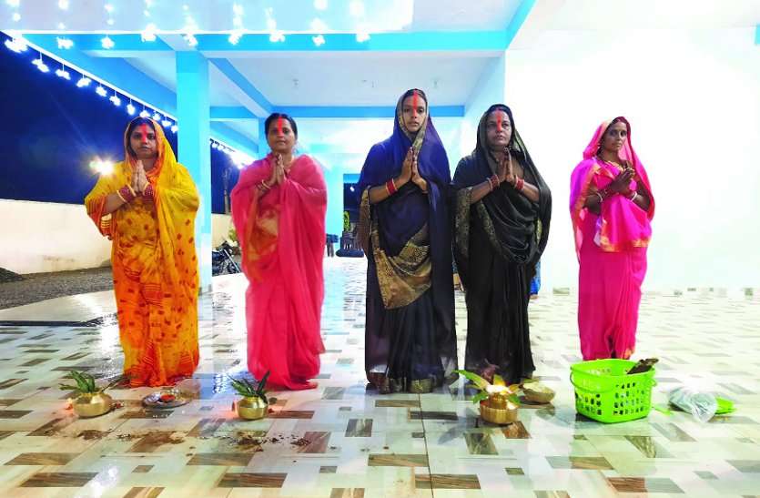 छठ व्रतियों ने किया खरना, आज अस्त होते भगवान सूर्य को देंगे अघ्र्य, छठ घाटों के अलावा घरों में ही पूजा छठ व्रतियों ने किया खरना, आज अस्त होते भगवान सूर्य को देंगे अघ्र्य, छठ घाटों के अलावा घरों में ही पूजा