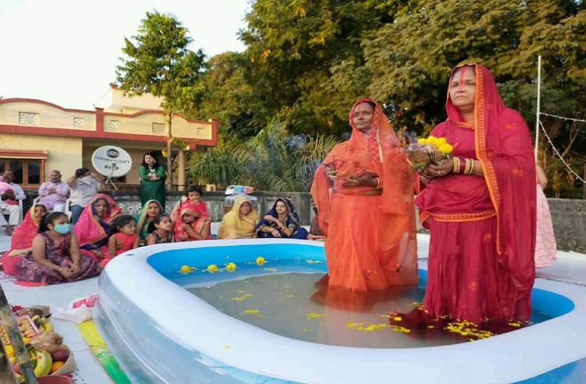 कोरोना के बीच लोग घरों पर मना रहे छठ महापर्व, डूबते हुए सूर्य को दिया अर्घ्य, छतों पर कर रहे पूजा कोरोना के बीच लोग घरों पर मना रहे छठ महापर्व, डूबते हुए सूर्य को दिया अर्घ्य, छतों पर कर रहे पूजा