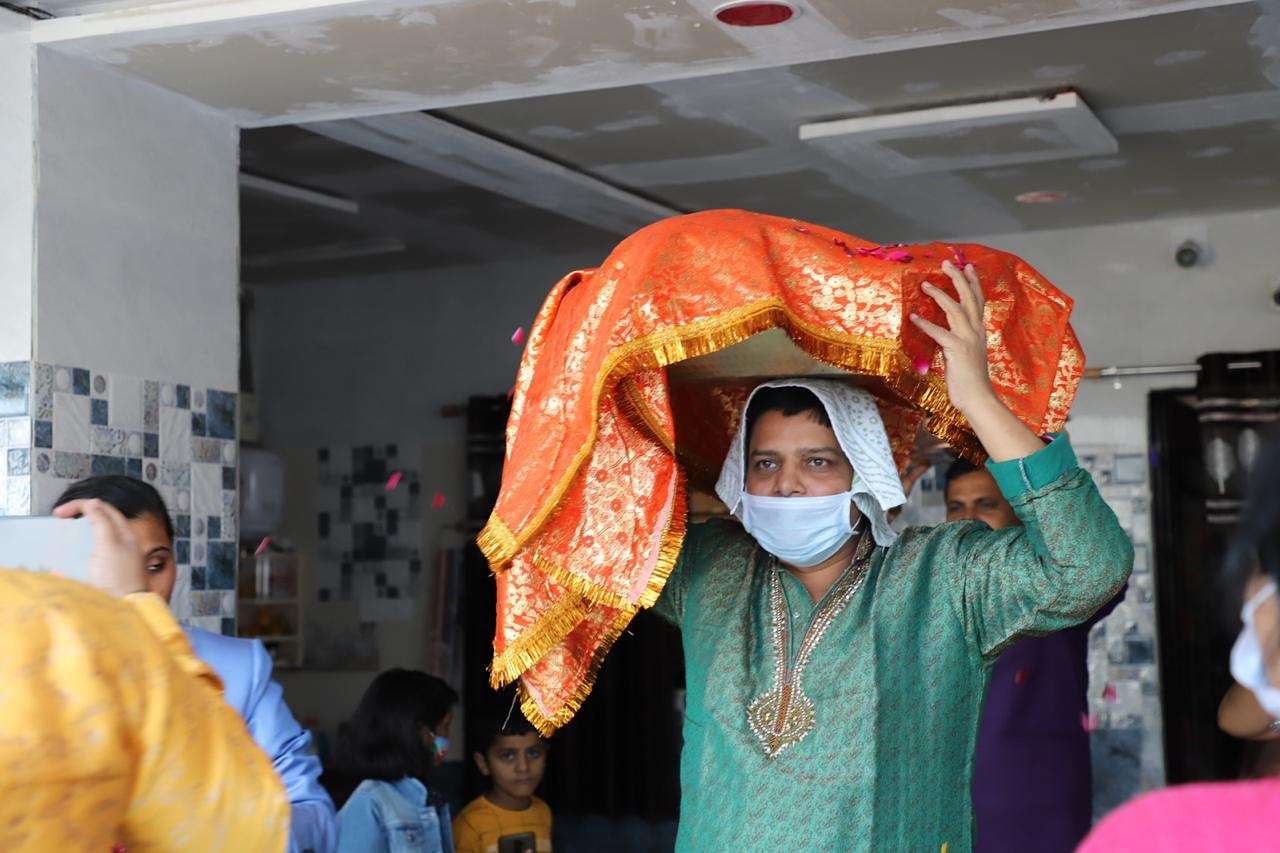 कोरोना के बीच लोग घरों पर मना रहे छठ महापर्व, डूबते हुए सूर्य को दिया अर्घ्य, छतों पर कर रहे पूजा
