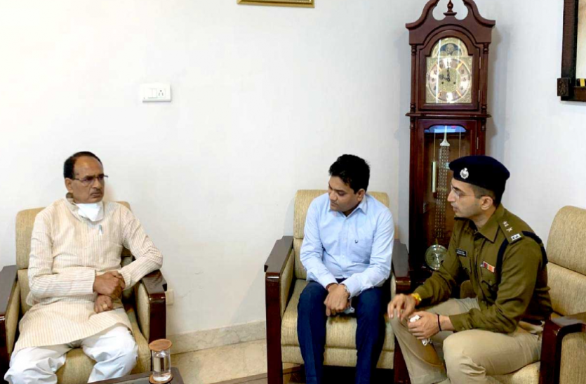 नक्सल प्रभावित क्षेत्रों के विकास के लिए सरकार का प्लान, सीएम बोले- यहां हर सुविधा देनी होगी नक्सल प्रभावित क्षेत्रों के विकास के लिए सरकार का प्लान, सीएम बोले- यहां हर सुविधा देनी होगी