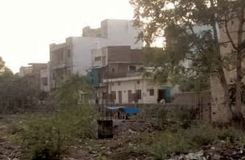 cms-1 पार्क बना नहीं, नाले की गंदगी मार रही बदबू