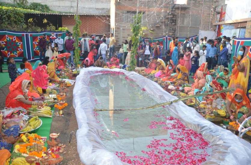 छठ व्रती महिलाओं ने अस्तांचलगामी सूर्य को दिया अघ्र्य छठ व्रती महिलाओं ने अस्तांचलगामी सूर्य को दिया अघ्र्य