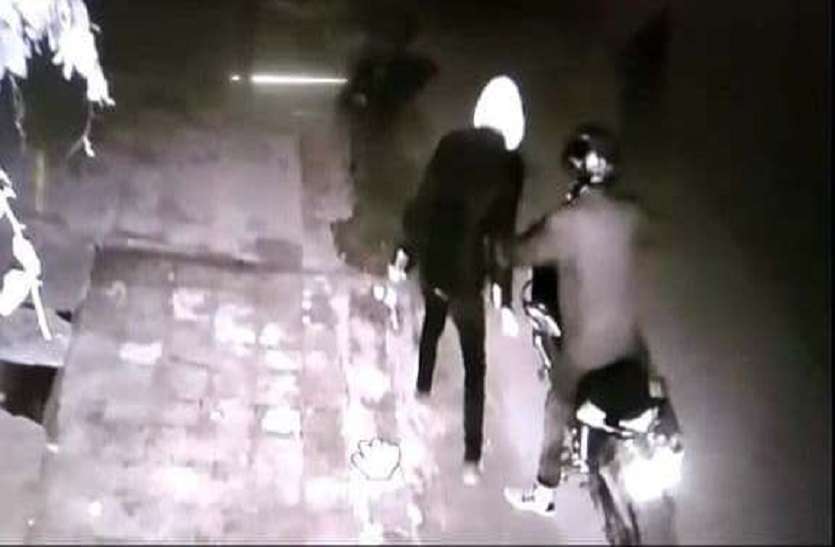 कृष्णा नगर में आधा दर्जन मकानों की रैकी कर एक में घुसे बदमाश, जगार होने पर भागे कृष्णा नगर में आधा दर्जन मकानों की रैकी कर एक में घुसे बदमाश, जगार होने पर भागे