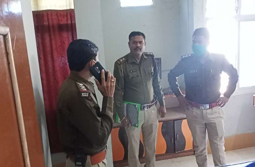 देवास में प्रेमिका पर दागी गोली, भागकर धार पहुंचा प्रेमी और होटल में खुद को कर लिया शूट.... (देखे वीडियो) देवास में प्रेमिका पर दागी गोली, भागकर धार पहुंचा प्रेमी और होटल में खुद को कर लिया शूट.... (देखे वीडियो)