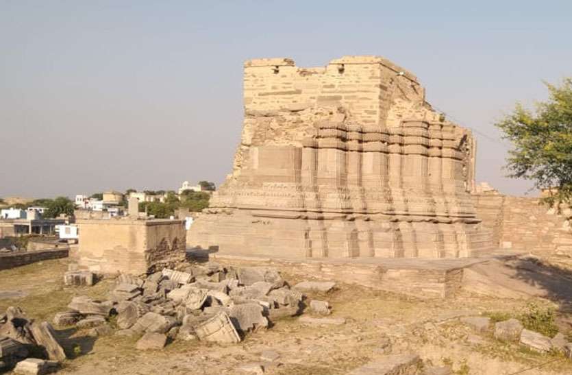 संरक्षण का बोर्ड लगाकर भूले, खण्डहर में तब्दील हो रही है धरोहर संरक्षण का बोर्ड लगाकर भूले, खण्डहर में तब्दील हो रही है धरोहर