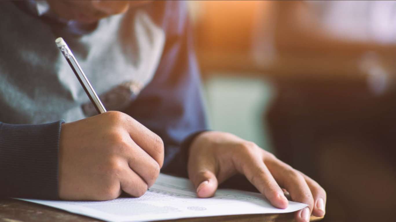 images_1591283735042_close_up_hand_writing_exam_with_students_course_73622_714.jpg