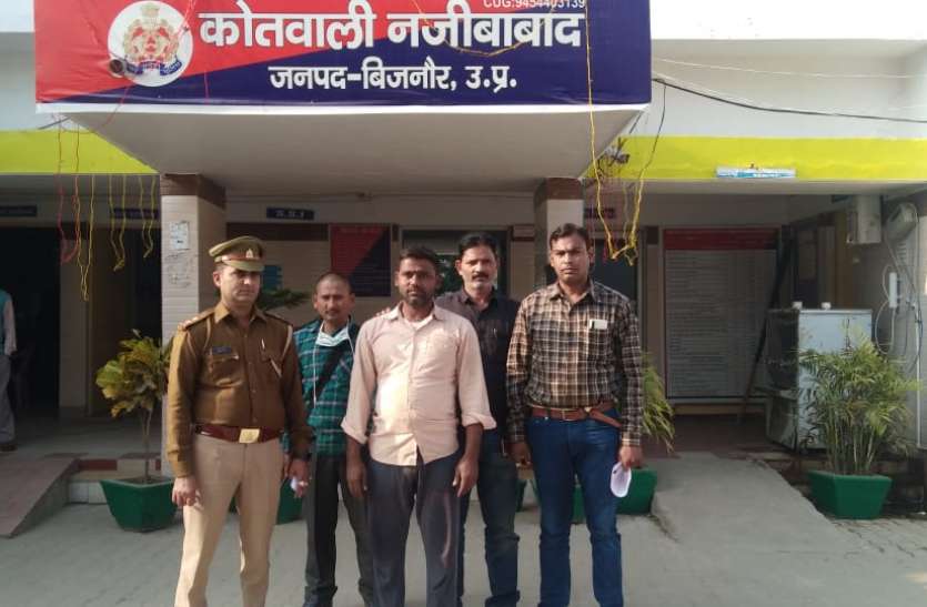 img-20201120-wa0019.jpg पुलिस को चकमा देकर बाजार में दुकान चला ऱहा था 50 हजार का इनामी, ऐसे चढ़ा हत्थे
