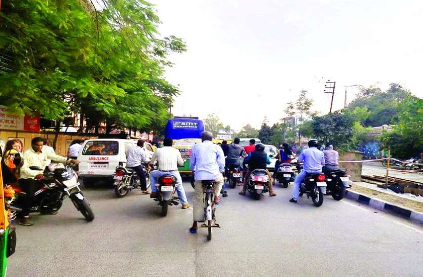 थाने के सामने लग रहा ट्रैफिक जाम थाने के सामने लग रहा ट्रैफिक जाम