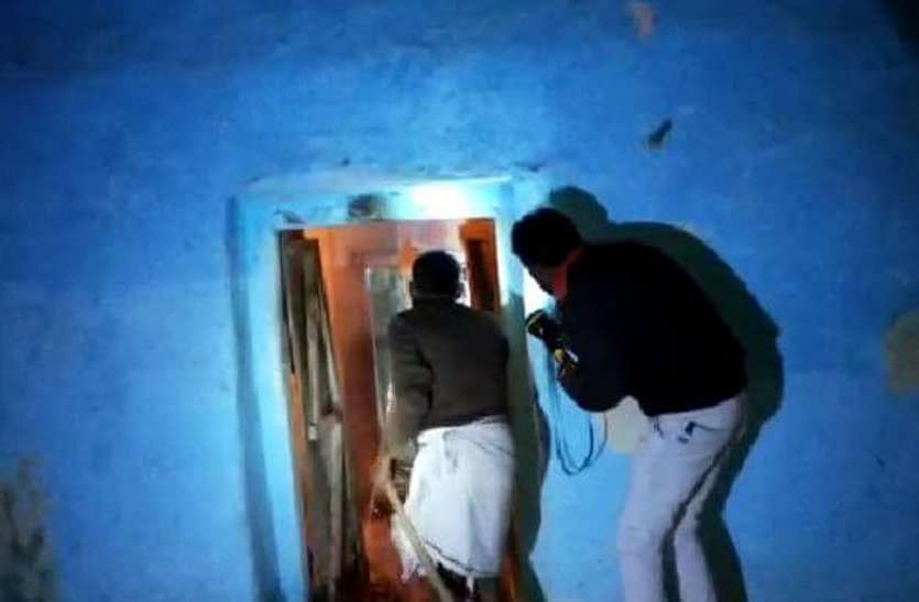 VIDEO: पुलिस का मानवीय चेहरा: मकान में भड़की लगी, लपटों के बीट आरक्षक व पायलट ने बचाई युवक की जान VIDEO: पुलिस का मानवीय चेहरा: मकान में भड़की आग, लपटों के बीट आरक्षक व पायलट ने बचाई युवक की जान