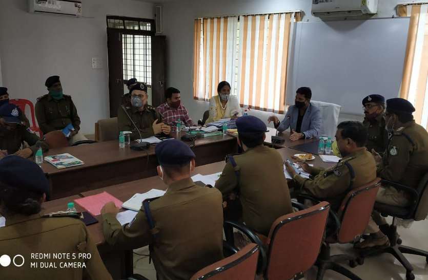 सख्त लहजे में एसपी ने थाना प्रभारियों को कहा कि अवैध खनन-निर्माण व अपराधियों पर करें सख्त कार्रवाई, वर्दी का रखें ख्याल सख्त लहजे में एसपी ने थाना प्रभारियों को कहा कि अवैध खनन-निर्माण व अपराधियों पर करें सख्त कार्रवाई, वर्दी का रखें ख्याल