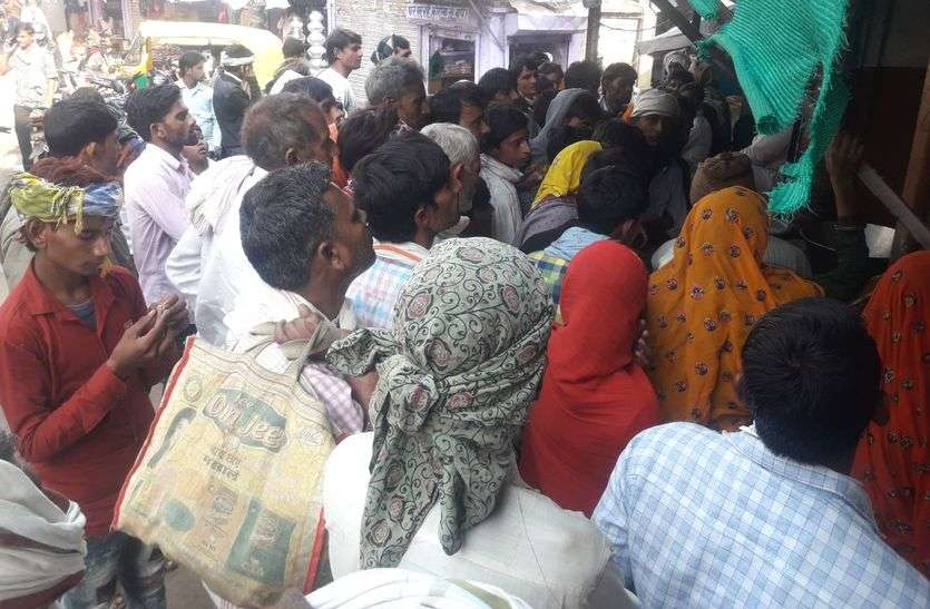 कोरोना से बेपरवाह हो रहे लोग, गाइड लाइन की ऐसे उड़ रही धज्जियां कोरोना से बेपरवाह हो रहे लोग, गाइड लाइन की ऐसे उड़ रही धज्जियां