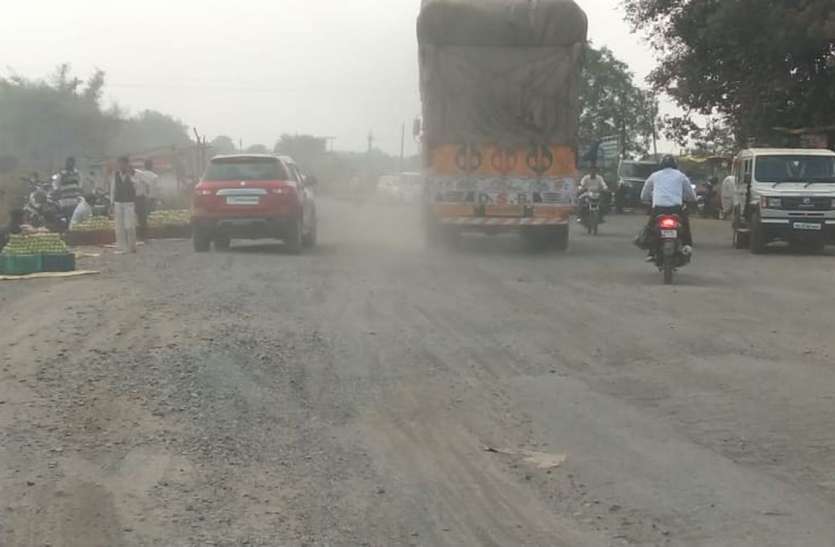 Dust buns flying on the highway Problem - गड्ढों में तब्दील सड़क, हाइवे पर उड़ रहे धूल के गुबार