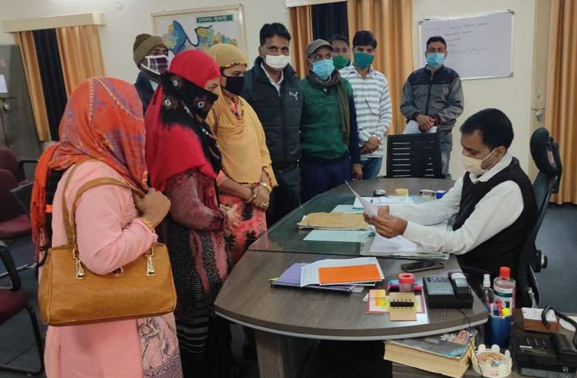 मदरसा पैरा टीचर्स को नियमित व उर्दू विषय के पद सृजित करने की मांग मदरसा पैरा टीचर्स को नियमित व उर्दू विषय के पद सृजित करने की मांग