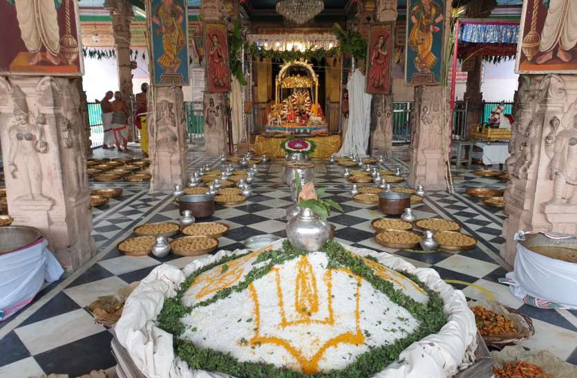 वृन्दावन स्थित रंग जी मंदिर में लगे छप्पन भोग के दर्शन वृन्दावन के रंग जी मंदिर में छपन्न भोग का किया गया आयोजन