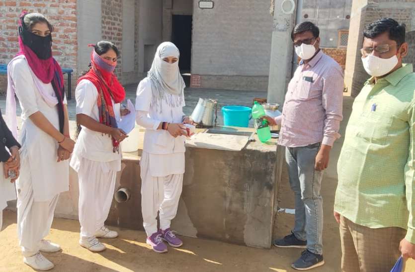 डेंगू को लेकर चिकित्सा टीमों ने 97 घरों में किया सर्वे डेंगू को लेकर चिकित्सा टीमों ने 97 घरों में किया सर्वे