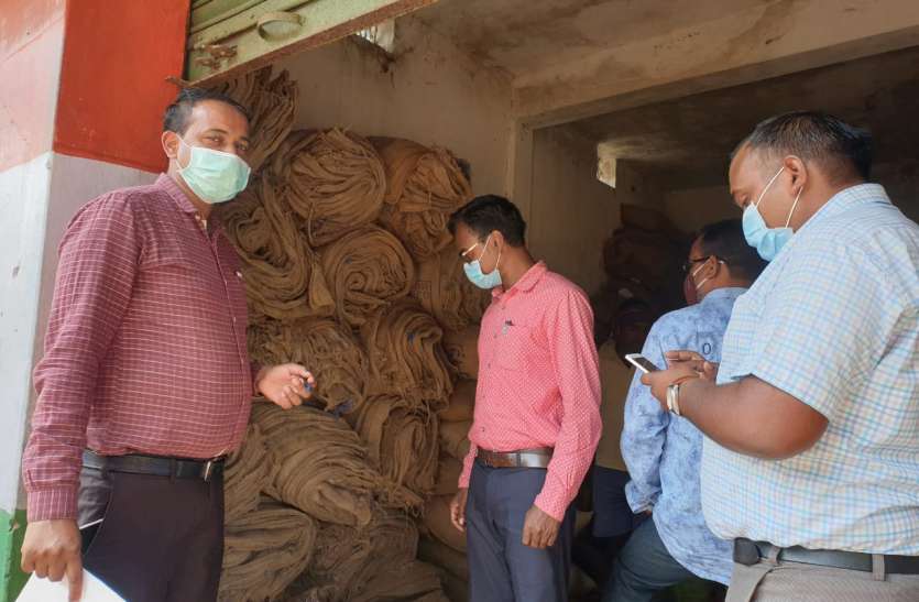 बारदाना जमा न करने वाले 10 पीडीएस दुकानों को एसडीएम ने किया निलंबित, 15 को नोटिस बारदाना जमा न करने वाले 10 पीडीएस दुकानों को एसडीएम ने किया निलंबित, 15 को नोटिस