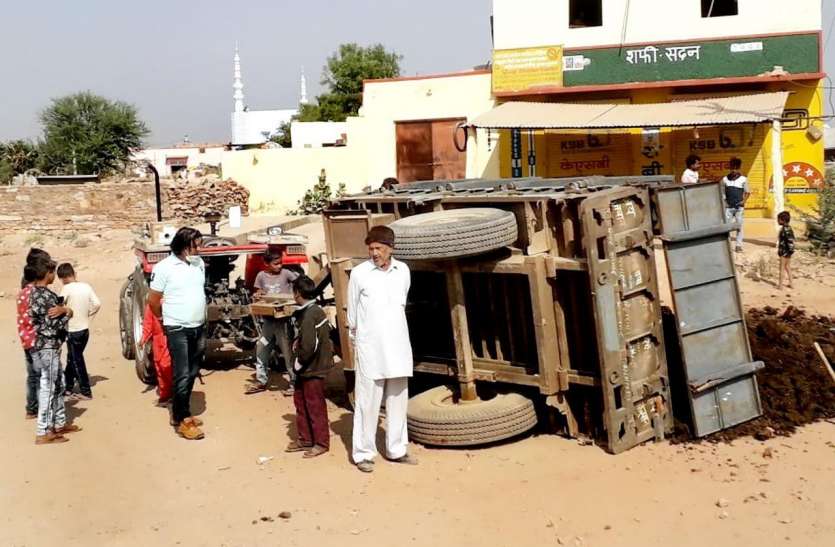बाइक को बचाने के प्रयास में खाद से भरी ट्रैक्टर-ट्रॉली पलटी बाइक को बचाने के प्रयास में खाद से भरी ट्रैक्टर-ट्रॉली पलटी