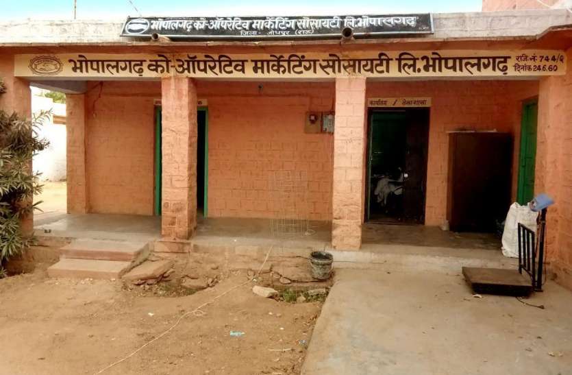 किसानों से राम के बाद अब राज भी रूठा किसानों से राम के बाद अब राज भी रूठा