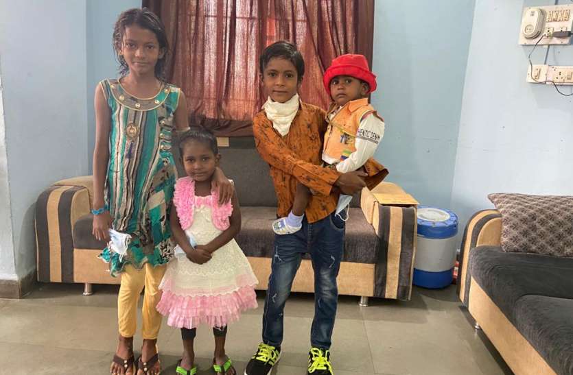 पिता घर छोड़ गया, चार महीने पहले मां की मौत से अनाथ हुए चार मासूम पिता घर छोड़ गया, चार महीने पहले मां की मौत से अनाथ हुए चार मासूम
