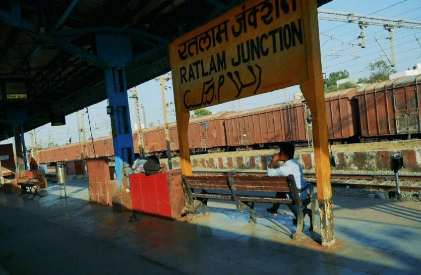 रेलवे स्टेशन में दो करोड़ नगद और 1 करोड़ का सोने-चांदी बरामद, पूछताछ जारी रेलवे स्टेशन में दो करोड़ नगद और 1 करोड़ का सोने-चांदी बरामद, पूछताछ जारी