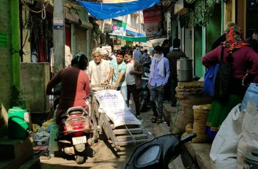 Alwar Danger Of Fire In Narrow Streets Of Market अलवर के चूड़ी मार्केट में लगी भीषण आग के बाद भी नहीं ले रहे सबक, संकरी गलियों में अतिक्रमण, आग बुझाने में करनी पड़ सकती है भारी मशक्कत