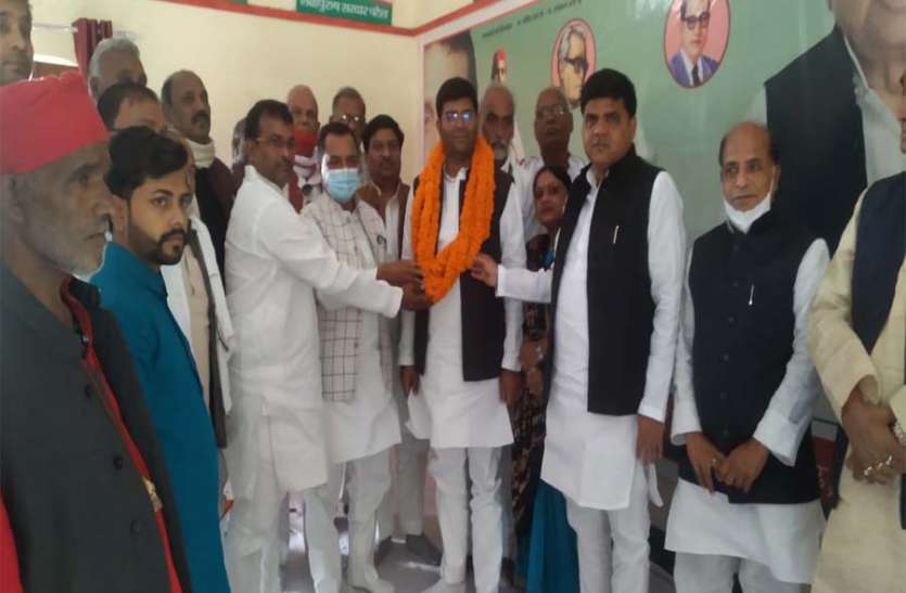 azamgarh news सपा का बीजेपी पर बड़ा हमला, कहा झूठ बोलकर सत्ता हासिल करने में महारथ