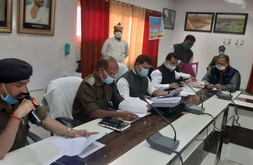 रॉयल्टी जमा न होने पर ईंट भट्ठा संचालकों पर बिफरे डीएम, जमा करा दें वरना बंद होंगे भट्ठे रॉयल्टी जमा न होने पर ईंट भट्ठा संचालकों पर बिफरे डीएम, जमा करा दें वरना बंद होंगे भट्ठे