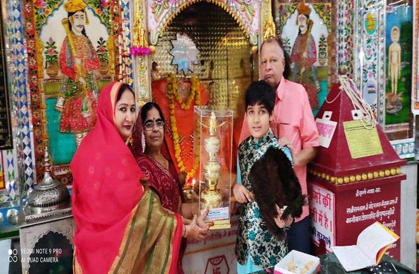 श्रद्धालुओं को मंगल कलश प्रदान किए गए श्रद्धालुओं को मंगल कलश प्रदान किए गए