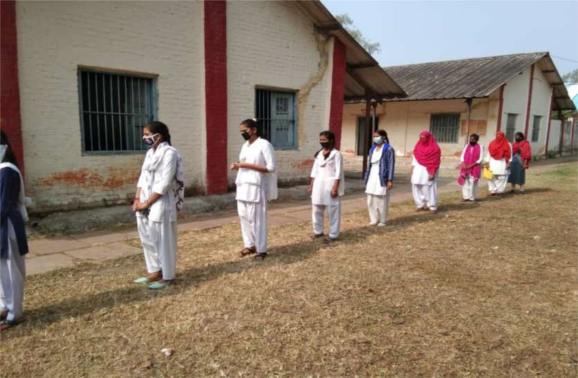 Revision test started, students arrived at school to collect paper रिवीजन टेस्ट शुरू, पेपर लेने स्कूल पहुंचे विद्यार्थी