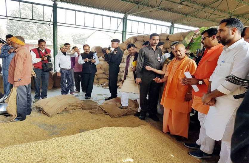 azamgarh news कुछ इस तरह हर किसान तक पहुंच बनाने में जुटी है योगी सरकार
