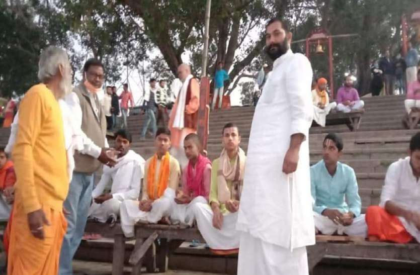 छतोत्सव पर 108 ब्राह्मणों ने किया आदित्य हृदय स्त्रोत का पाठ छटोत्सव पर 108 ब्राह्मणों ने किया आदित्य हृदय स्त्रोत का पाठ